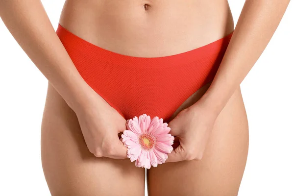 Ung kvinna med blomma på vit bakgrund. Begreppet gynekologi — Stockfoto