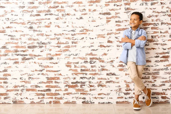벽돌 벽 근처의 세련 된 흑인 소년 — 스톡 사진
