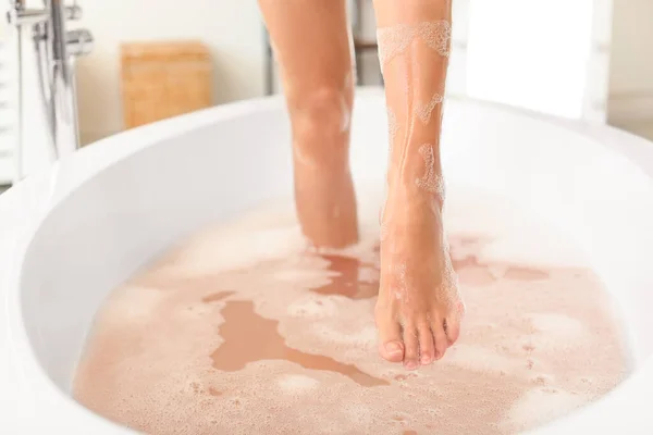 Legs of beautiful young woman in bathtub — Stock Photo, Image