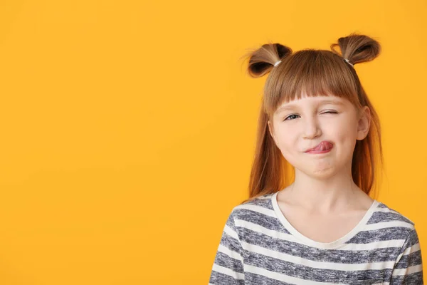 Roztomilé holčička na barevném pozadí — Stock fotografie