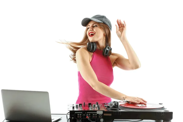 DJ femenino tocando música sobre fondo blanco — Foto de Stock