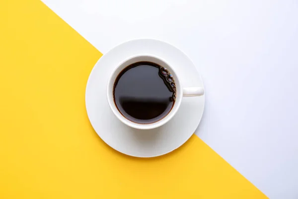 Tasse heißen Kaffee auf farbigem Hintergrund — Stockfoto