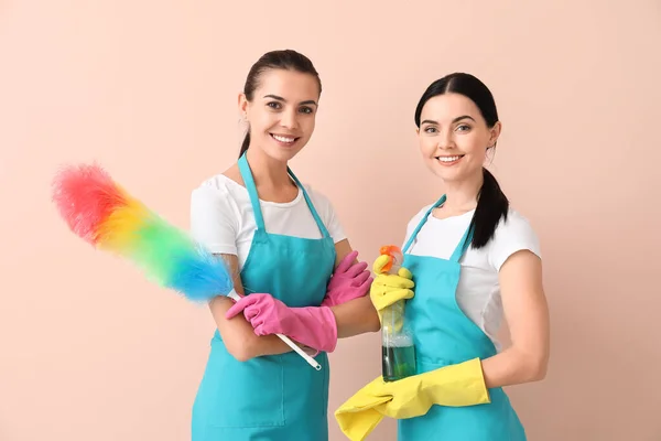 Γυναίκες καθαρίστριες σε έγχρωμο φόντο — Φωτογραφία Αρχείου