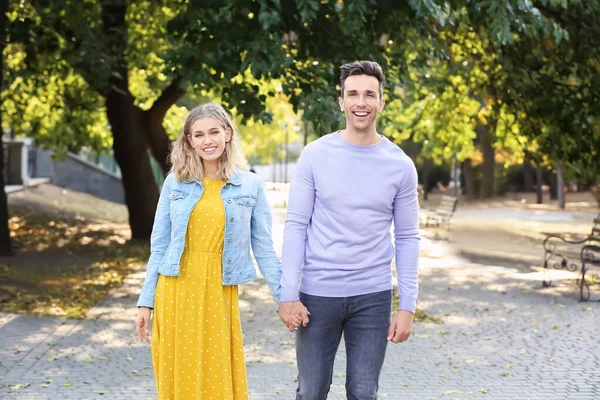 Glückliches junges Paar bei romantischem Date im Park — Stockfoto