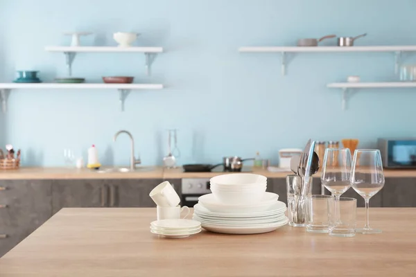 Set de vajilla limpia en la mesa de la cocina — Foto de Stock