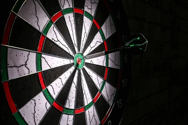 Duvarda isabet almış bir hedef tahtası asılı.