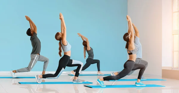 Grupo de personas que practican yoga en el gimnasio — Foto de Stock