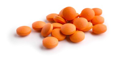 Beyaz arka planda bir sürü hap.