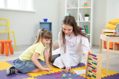 Konuşma terapisti ofisteki sevimli küçük kız