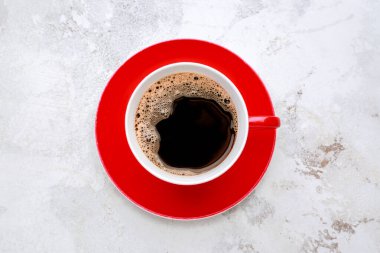 Gri arka planda bir fincan sıcak kahve.