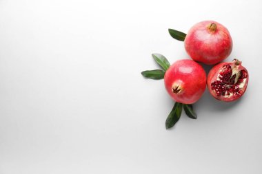 Beyaz zemin üzerinde olgun sulu nar