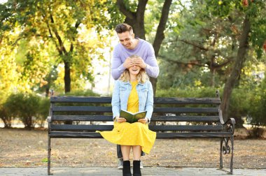 Parkta romantik bir randevuda mutlu genç çift