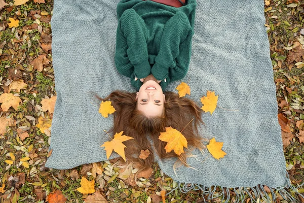 Retrato de jovem elegante deitado em xadrez no parque de outono — Fotografia de Stock