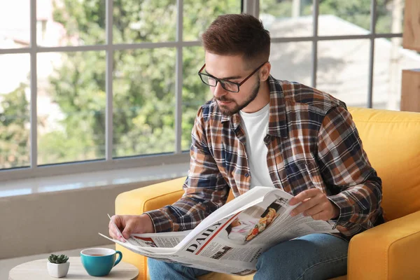 Pohledný muž, čtení novin doma — Stock fotografie