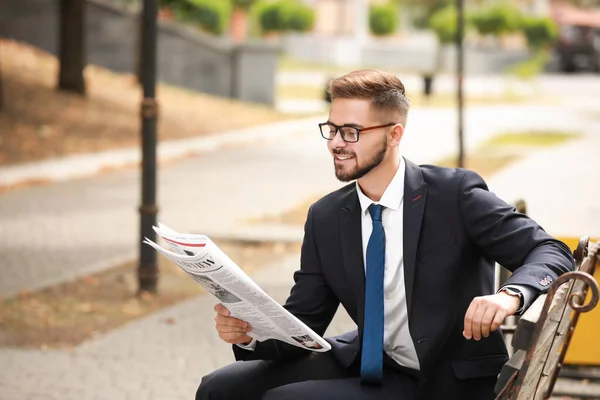 Hombre de negocios guapo con periódico al aire libre — Foto de Stock