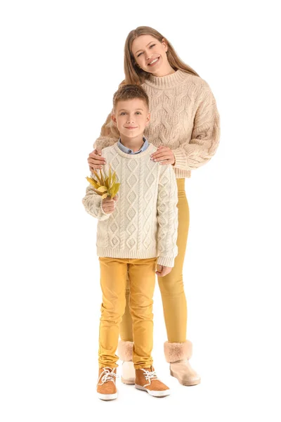 Porträtt av lycklig mor och son med höstlöv på vit bakgrund — Stockfoto