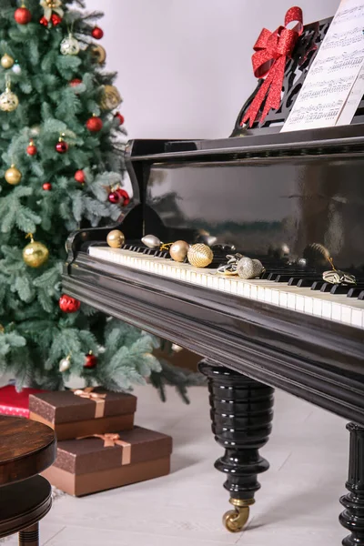 Grand piano v pokoji zdobené k Vánocům — Stock fotografie