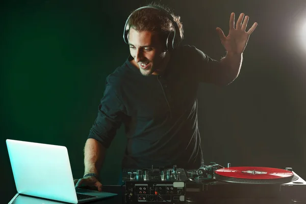 나이트 클럽에서 음악을 연주하는 남성 DJ — 스톡 사진