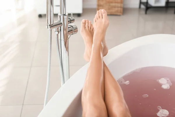 Pernas de bela jovem mulher relaxante na banheira — Fotografia de Stock