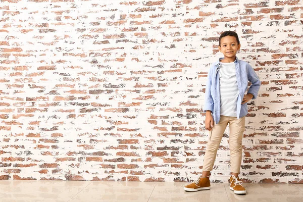 Muchacho afroamericano de moda cerca de la pared de ladrillo — Foto de Stock