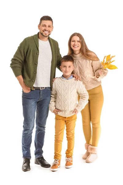 白地に紅葉した幸せな家族の肖像 — ストック写真