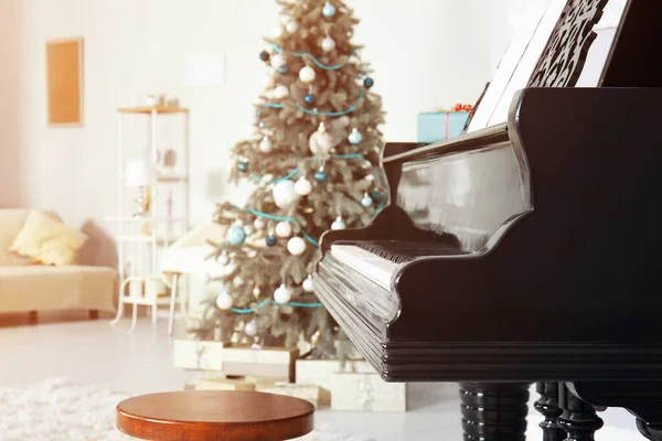 Grand piano i rum inredda för jul — Stockfoto