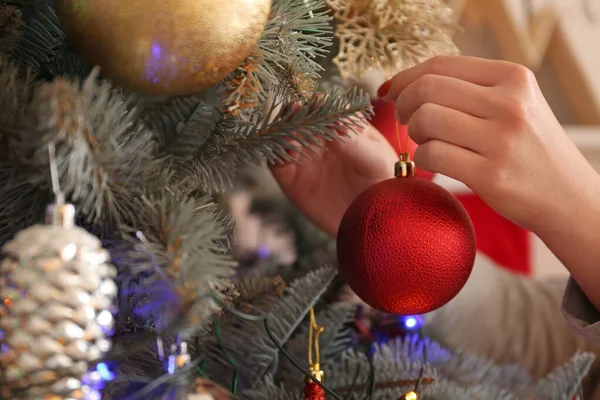 Woman decorating Christmas tree at home — Stock Photo, Image