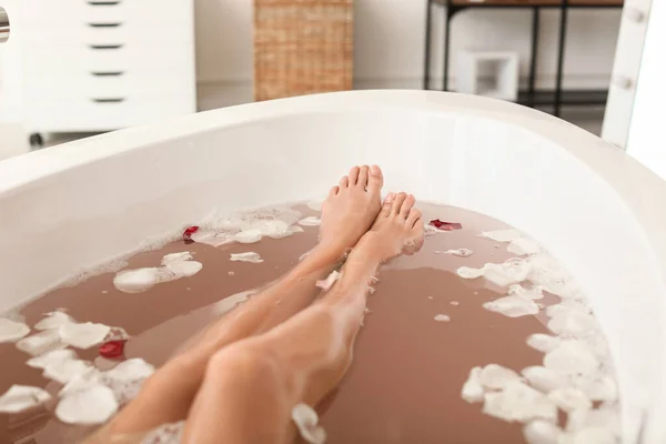 Pernas de bela jovem mulher relaxante na banheira — Fotografia de Stock