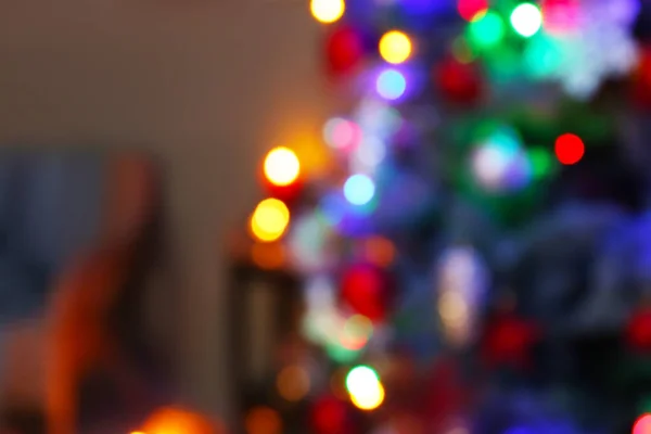 Mooie versierde kerstboom in de kamer 's nachts, wazig uitzicht — Stockfoto