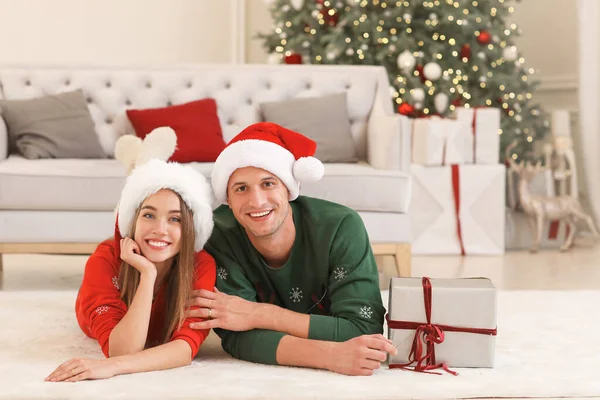 Jovem casal feliz na véspera de Natal em casa — Fotografia de Stock