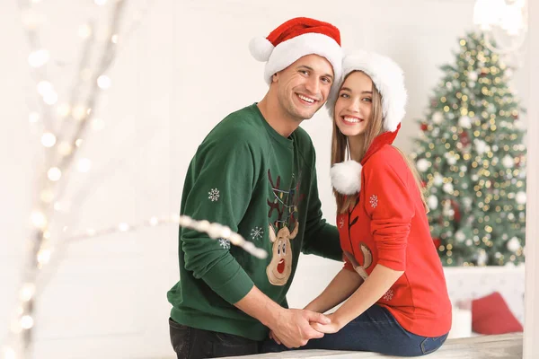 Jovem casal feliz na véspera de Natal em casa — Fotografia de Stock