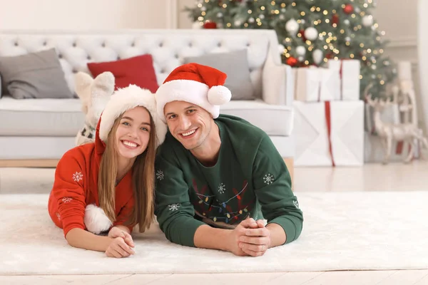 Jovem casal feliz na véspera de Natal em casa — Fotografia de Stock