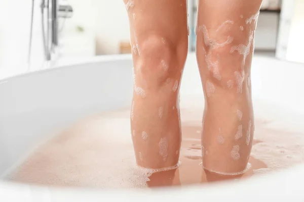 Egy gyönyörű fiatal nő lábai a fürdőkádban. — Stock Fotó