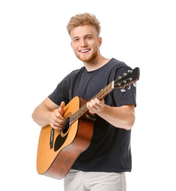 Beyaz arka planda gitarı olan yakışıklı bir adam.