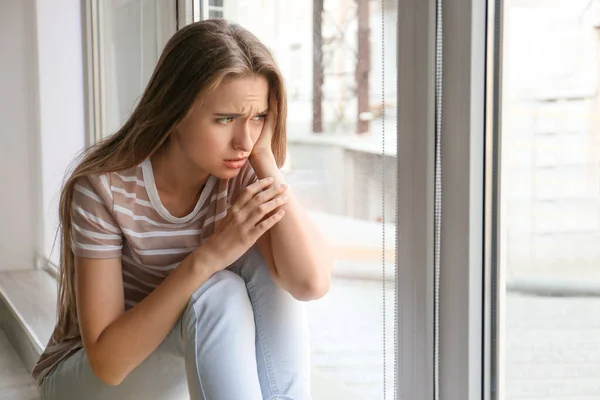 Depressive Frau in der Nähe von Fenster zu Hause — Stockfoto