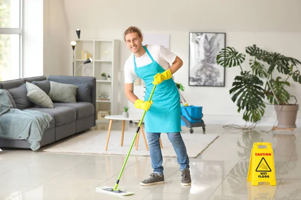 Hausmeister wischt Fußboden in Wohnung — Stockfoto