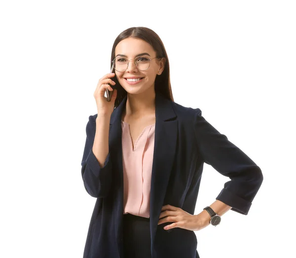 Bela jovem empresária falando por telefone no fundo branco — Fotografia de Stock