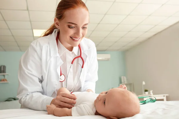 Kinderarts onderzoekt schattige baby in kliniek — Stockfoto