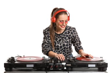 Kadın Dj beyaz arka planda müzik çalma