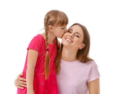 Mutlu anne ve kızı beyaz arka plan üzerinde portresi