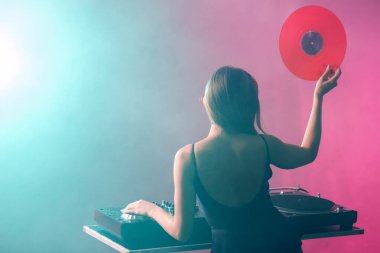 kadın Dj gece kulübünde müzik