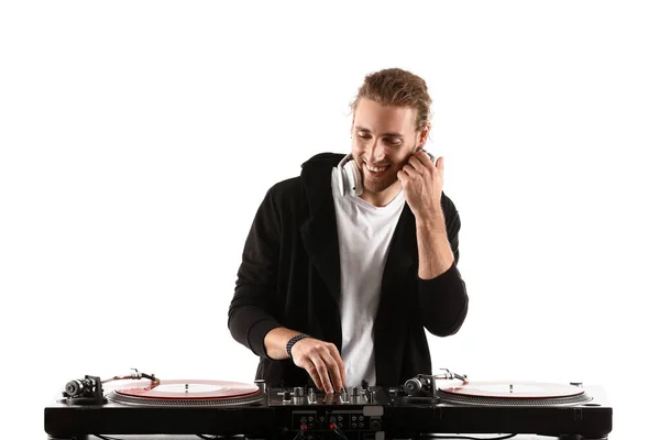 DJ masculino tocando música sobre fondo blanco — Foto de Stock