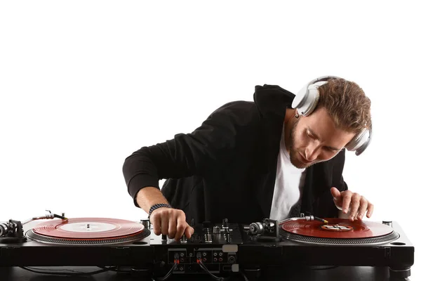 DJ masculin jouant de la musique sur fond blanc — Photo