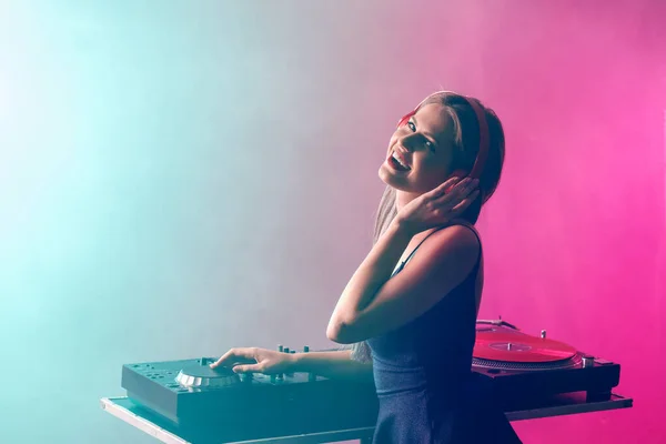 Dj femenino tocando música en discoteca — Foto de Stock