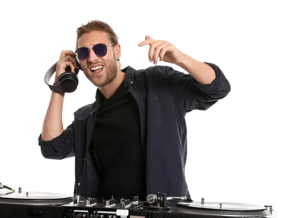 Masculino DJ tocando música em fundo branco — Fotografia de Stock