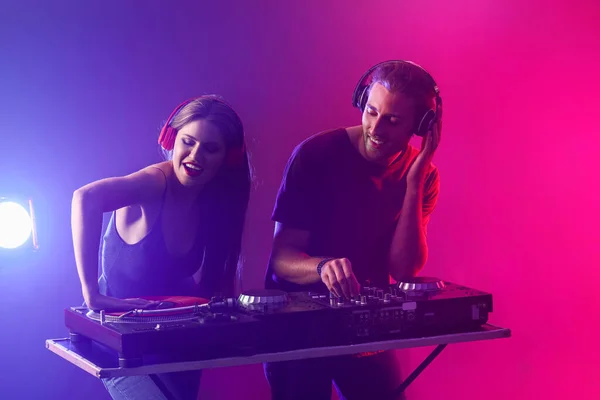 Young djs playing music in nightclub — Stock Photo, Image