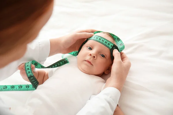 Pediatra examinando lindo bebé en la clínica — Foto de Stock