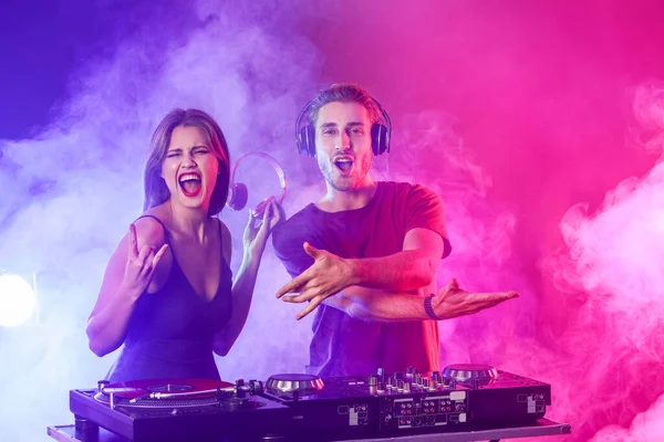 Jóvenes djs tocando música en discoteca — Foto de Stock