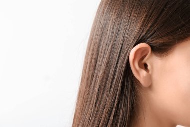 Beyaz arka plan üzerinde işitme sorunu olan kadın