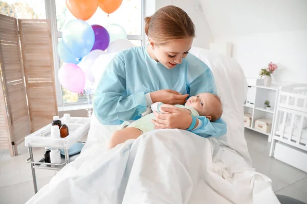 산 과 병원에서 갓 태어난 아기를 둔 젊은 어머니 — 스톡 사진